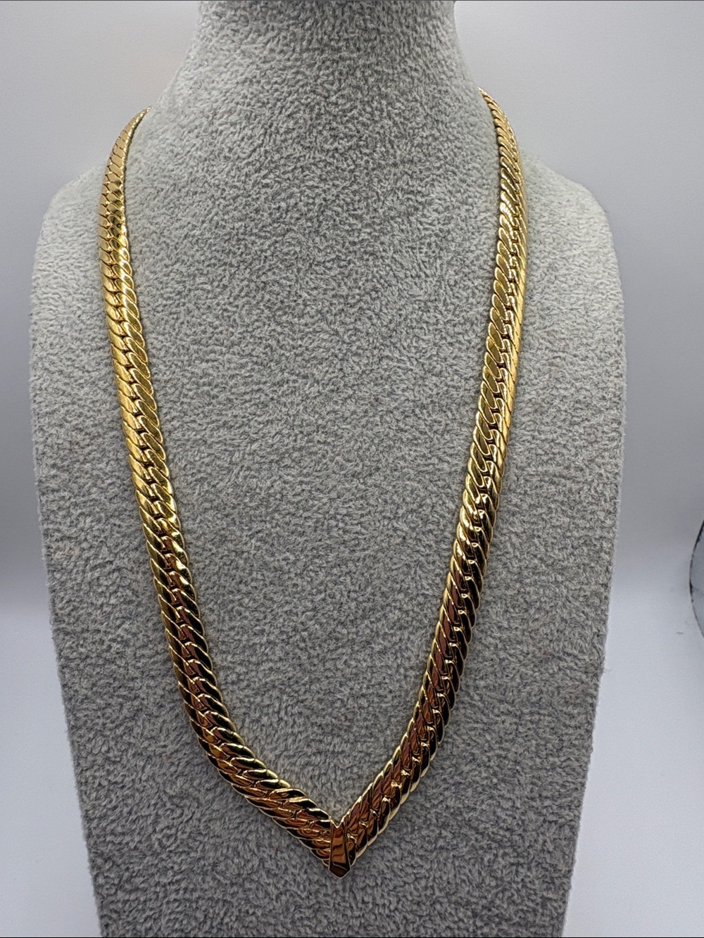 Joan Rivers Gold V-Front Cuban Link Necklace Vintage 90’s
